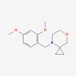 molecular formula C15H21NO3 B1447222 4-[(2,4-Dimethoxyphenyl)methyl]-7-oxa-4-azaspiro[2.5]octane CAS No. 1803598-51-7
