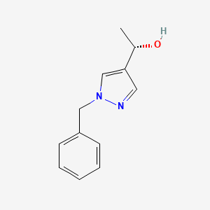 B1447943 (1S)-1-(1-benzyl-1H-pyrazol-4-yl)ethan-1-ol CAS No. 1394051-17-2