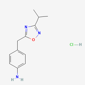 4-{[3-(Propan-2-yl)-1,2,4-oxadiazol-5-yl]methyl}aniline hydrochloride