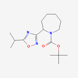 molecular formula C16H27N3O3 B1448412 Tert-butyl 2-[5-(propan-2-yl)-1,2,4-oxadiazol-3-yl]azepane-1-carboxylate CAS No. 1461709-28-3
