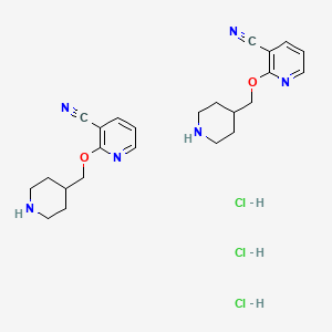 molecular formula C24H33Cl3N6O2 B1449074 Bis(2-[(piperidin-4-yl)methoxy]pyridine-3-carbonitrile) trihydrochloride CAS No. 2097893-65-5