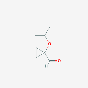molecular formula C7H12O2 B1449657 1-(丙-2-氧基)环丙-1-甲醛 CAS No. 1894123-87-5