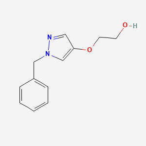 molecular formula C12H14N2O2 B1449689 2-(1-Benzyl-1H-pyrazol-4-yloxy)-ethanol CAS No. 1890953-47-5