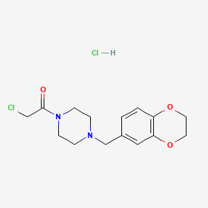 molecular formula C15H20Cl2N2O3 B1451545 2-chloro-1-[4-(2,3-dihydro-1,4-benzodioxin-6-ylmethyl)piperazin-1-yl]ethan-1-one hydrochloride CAS No. 1177307-69-5