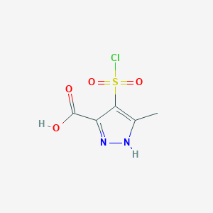 molecular formula C5H5ClN2O4S B1452524 4-(氯磺酰基)-5-甲基-1H-吡唑-3-羧酸 CAS No. 1486497-42-0