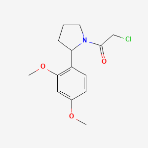 molecular formula C14H18ClNO3 B1453243 2-Chloro-1-[2-(2,4-dimethoxyphenyl)pyrrolidin-1-yl]ethan-1-one CAS No. 1305711-77-6