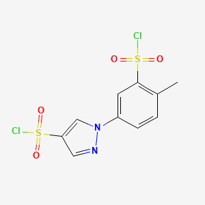 molecular formula C10H8Cl2N2O4S2 B1455415 1-[3-(chlorosulfonyl)-4-methylphenyl]-1H-pyrazole-4-sulfonyl chloride CAS No. 1306605-15-1