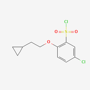 molecular formula C11H12Cl2O3S B1455787 5-Chloro-2-(2-cyclopropylethoxy)benzene-1-sulfonyl chloride CAS No. 1496690-60-8