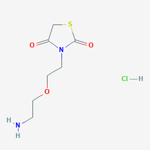 molecular formula C7H13ClN2O3S B1458002 3-(2-(2-氨基乙氧基)乙基)噻唑烷-2,4-二酮盐酸盐 CAS No. 1824062-31-8