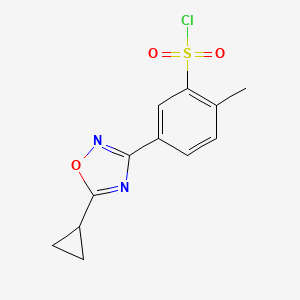 molecular formula C12H11ClN2O3S B1461606 5-(5-Cyclopropyl-1,2,4-oxadiazol-3-yl)-2-methylbenzenesulfonyl chloride CAS No. 1172814-89-9
