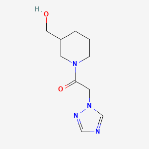 molecular formula C10H16N4O2 B1462725 1-(3-(hydroxymethyl)piperidin-1-yl)-2-(1H-1,2,4-triazol-1-yl)ethan-1-one CAS No. 1156234-57-9