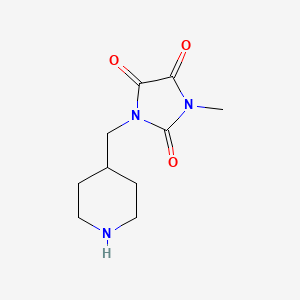molecular formula C10H15N3O3 B1464508 1-Methyl-3-(piperidin-4-ylmethyl)imidazolidine-2,4,5-trione CAS No. 1250573-12-6