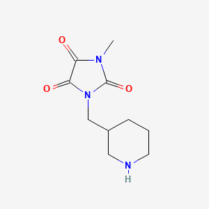 molecular formula C10H15N3O3 B1464573 1-Methyl-3-(piperidin-3-ylmethyl)imidazolidine-2,4,5-trione CAS No. 1249981-22-3