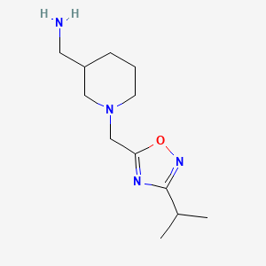 (1-{[3-(Propan-2-yl)-1,2,4-oxadiazol-5-yl]methyl}piperidin-3-yl)methanamine