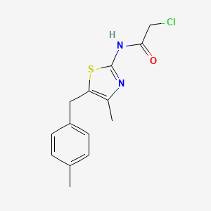 molecular formula C14H15ClN2OS B1465226 2-chloro-N-{4-methyl-5-[(4-methylphenyl)methyl]-1,3-thiazol-2-yl}acetamide CAS No. 1354950-90-5