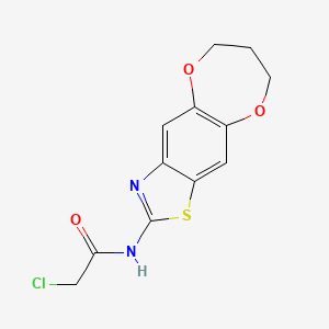 molecular formula C12H11ClN2O3S B1470885 2-氯-N-{10,14-二氧杂-4-噻-6-氮杂三环[7.5.0.0,3,7]十四元-1(9),2,5,7-四烯-5-基}乙酰胺 CAS No. 1443979-92-7
