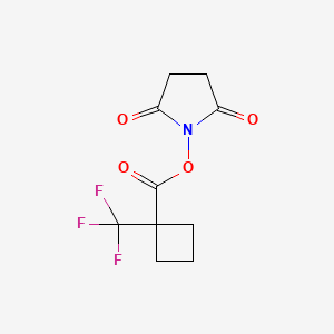 molecular formula C10H10F3NO4 B1470999 (2,5-dioxopyrrolidin-1-yl) 1-(trifluoromethyl)cyclobutane-1-carboxylate CAS No. 1820739-93-2