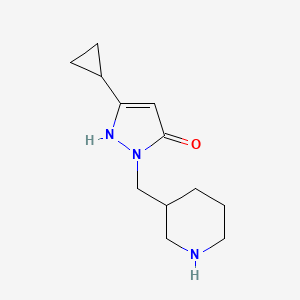 molecular formula C12H19N3O B1471294 3-环丙基-1-(哌啶-3-基甲基)-1H-吡唑-5-醇 CAS No. 2098019-16-8