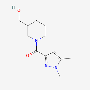molecular formula C12H19N3O2 B1475195 (1,5-dimethyl-1H-pyrazol-3-yl)(3-(hydroxymethyl)piperidin-1-yl)methanone CAS No. 1988896-51-0