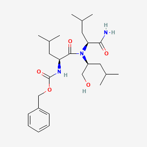 molecular formula C26H43N3O5 B14814690 Benzyl ((S)-1-(((S)-1-amino-4-methyl-1-oxopentan-2-yl)((S)-1-hydroxy-4-methylpentan-2-yl)amino)-4-methyl-1-oxopentan-2-yl)carbamate 
