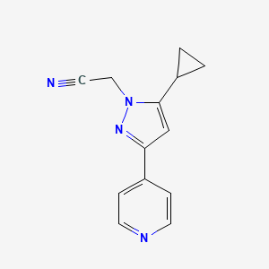 molecular formula C13H12N4 B1482010 2-(5-cyclopropyl-3-(pyridin-4-yl)-1H-pyrazol-1-yl)acetonitrile CAS No. 2098046-80-9