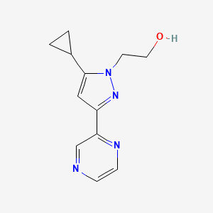 molecular formula C12H14N4O B1482033 2-(5-cyclopropyl-3-(pyrazin-2-yl)-1H-pyrazol-1-yl)ethan-1-ol CAS No. 2098070-72-3