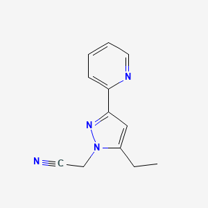 molecular formula C12H12N4 B1482036 2-(5-ethyl-3-(pyridin-2-yl)-1H-pyrazol-1-yl)acetonitrile CAS No. 2098045-72-6