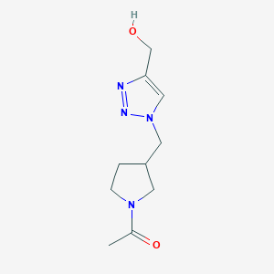 molecular formula C10H16N4O2 B1482049 1-(3-((4-(hydroxymethyl)-1H-1,2,3-triazol-1-yl)methyl)pyrrolidin-1-yl)ethan-1-one CAS No. 2092797-57-2