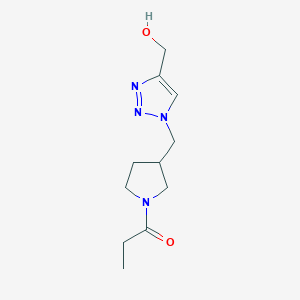 molecular formula C11H18N4O2 B1482052 1-(3-((4-(hydroxymethyl)-1H-1,2,3-triazol-1-yl)methyl)pyrrolidin-1-yl)propan-1-one CAS No. 2098074-64-5