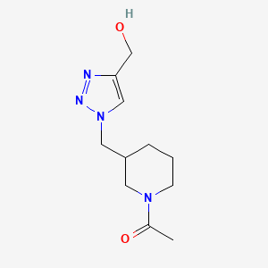 molecular formula C11H18N4O2 B1482054 1-(3-((4-(hydroxymethyl)-1H-1,2,3-triazol-1-yl)methyl)piperidin-1-yl)ethan-1-one CAS No. 2098016-69-2