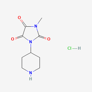 molecular formula C9H14ClN3O3 B1482107 1-Methyl-3-(piperidin-4-yl)imidazolidine-2,4,5-trione hydrochloride CAS No. 2091523-00-9