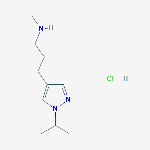 molecular formula C10H20ClN3 B1485103 methyl({3-[1-(propan-2-yl)-1H-pyrazol-4-yl]propyl})amine hydrochloride CAS No. 2097965-11-0