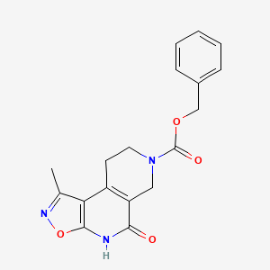 molecular formula C18H17N3O4 B1486804 1-甲基-5-氧代-4,6,8,9-四氢-5H-3-氧杂-2,4,7-三氮杂-环戊[a]萘-7-羧酸苄酯 CAS No. 1251002-91-1