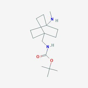 molecular formula C15H28N2O2 B1487216 Tert-butyl ((4-(methylamino)bicyclo[2.2.2]octan-1-yl)methyl)carbamate CAS No. 2231674-68-1