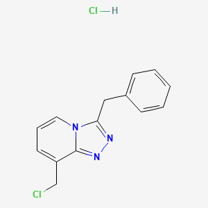 molecular formula C14H13Cl2N3 B1487418 3-Benzyl-8-(chloromethyl)[1,2,4]triazolo[4,3-a]pyridine hydrochloride CAS No. 2204562-17-2
