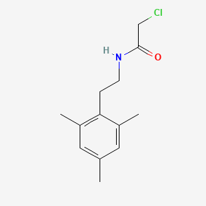 molecular formula C13H18ClNO B1487650 2-氯-N-[2-(2,4,6-三甲苯基)乙基]乙酰胺 CAS No. 1258639-84-7