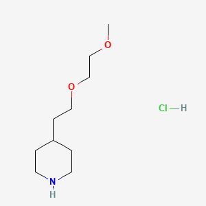 molecular formula C10H22ClNO2 B1487978 4-[2-(2-Methoxyethoxy)ethyl]piperidine hydrochloride CAS No. 1219971-84-2