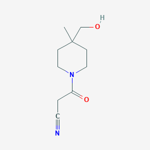 B1489425 3-(4-(Hydroxymethyl)-4-methylpiperidin-1-yl)-3-oxopropanenitrile CAS No. 1998359-98-0