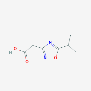 molecular formula C7H10N2O3 B1490481 2-[5-(Propan-2-yl)-1,2,4-oxadiazol-3-yl]acetic acid CAS No. 1082329-24-5
