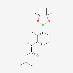 molecular formula C18H26BNO3 B1490533 3-Methyl-but-2-enoic acid [2-methyl-3-(4,4,5,5-tetramethyl-[1,3,2]dioxaborolan-2-yl)-phenyl]-amide CAS No. 1912446-93-5