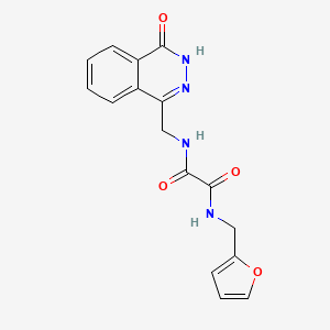molecular formula C16H14N4O4 B14974812 N1-(furan-2-ylmethyl)-N2-((4-oxo-3,4-dihydrophthalazin-1-yl)methyl)oxalamide 