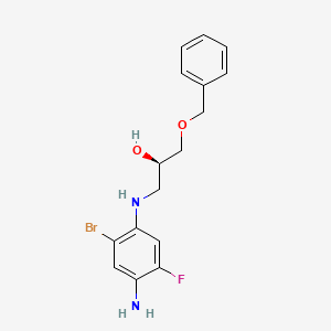 molecular formula C16H18BrFN2O2 B1509664 (R)-1-((4-amino-2-bromo-5-fluorophenyl)amino)-3-(benzyloxy)propan-2-ol 