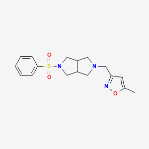 molecular formula C17H21N3O3S B15116826 3-{[5-(Benzenesulfonyl)-octahydropyrrolo[3,4-c]pyrrol-2-yl]methyl}-5-methyl-1,2-oxazole 
