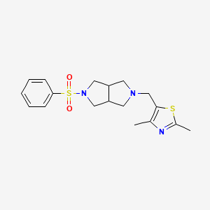 molecular formula C18H23N3O2S2 B15117577 5-{[5-(Benzenesulfonyl)-octahydropyrrolo[3,4-c]pyrrol-2-yl]methyl}-2,4-dimethyl-1,3-thiazole 