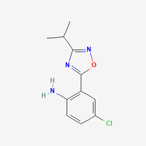 molecular formula C11H12ClN3O B1519076 4-Chloro-2-[3-(propan-2-yl)-1,2,4-oxadiazol-5-yl]aniline CAS No. 1040079-81-9