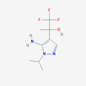 molecular formula C9H14F3N3O B1519471 2-[5-amino-1-(propan-2-yl)-1H-pyrazol-4-yl]-1,1,1-trifluoropropan-2-ol CAS No. 1172377-46-6