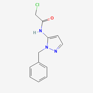 molecular formula C12H12ClN3O B1523769 N-(1-benzyl-1H-pyrazol-5-yl)-2-chloroacetamide CAS No. 1258641-39-2