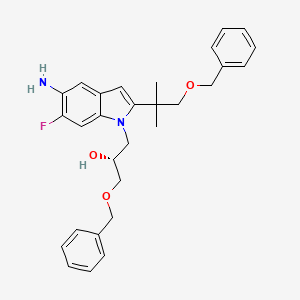 molecular formula C29H33FN2O3 B1524035 (R)-1-[5-Amino-2-(2-benzyloxy-1,1-dimethyl-ethyl)-6-fluoro-indol-1-yl]-3-benzyloxy-propan-2-ol CAS No. 1294504-67-8