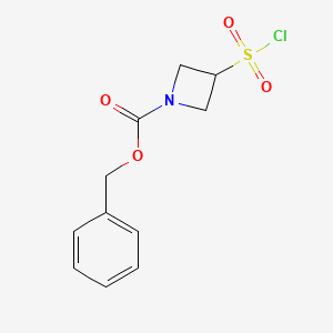 molecular formula C11H12ClNO4S B1525022 苄基 3-(氯磺酰基)氮杂环丁烷-1-羧酸酯 CAS No. 1311315-85-1