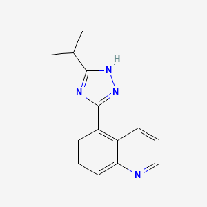 molecular formula C14H14N4 B1525974 5-[5-(propan-2-yl)-1H-1,2,4-triazol-3-yl]quinoline CAS No. 1281384-74-4